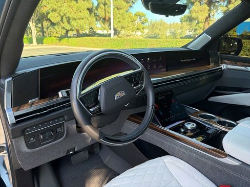 Certified 2025 Cadillac Escalade Sport Platinum image 7