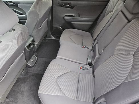 Used 2022 Toyota Highlander LE image 31