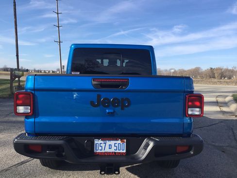 Used 2025 Jeep Gladiator Sport w/ Premium Package image 8