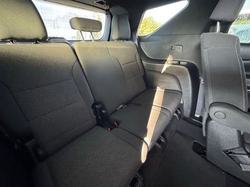 Used 2025 Chevrolet Traverse LT image 26