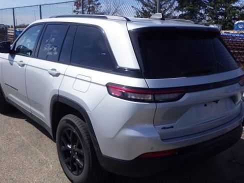 Used 2025 Jeep Grand Cherokee Altitude image 11