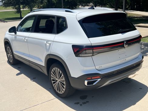 Used 2025 Volkswagen Taos SE w/ Panoramic Sunroof Package FWD image 8