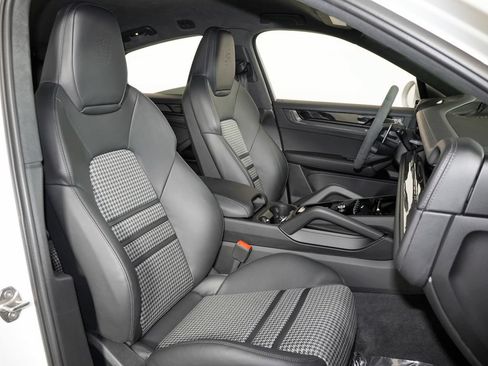 Certified 2025 Porsche Cayenne GTS AWD/4WD image 44