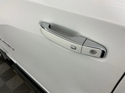 Used 2024 GMC Yukon XL SLT image 11