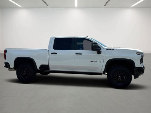 Used 2025 Chevrolet Silverado 2500 ZR2 w/ Technology Package AWD/4WD image 5