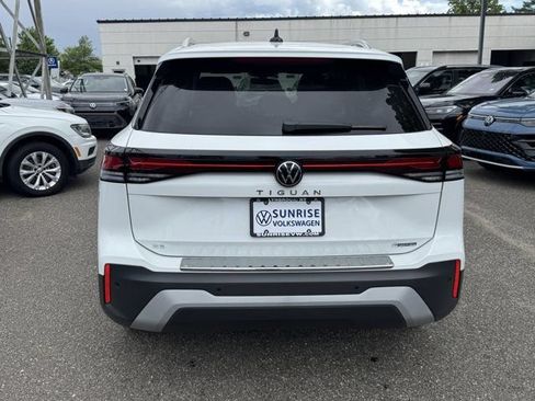 Used 2025 Volkswagen Tiguan SE AWD/4WD image 6