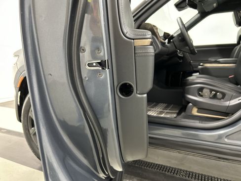 Used 2025 Rivian R1S Premium image 32