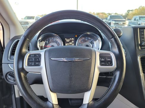 Used 2016 Chrysler Town & Country Touring image 11