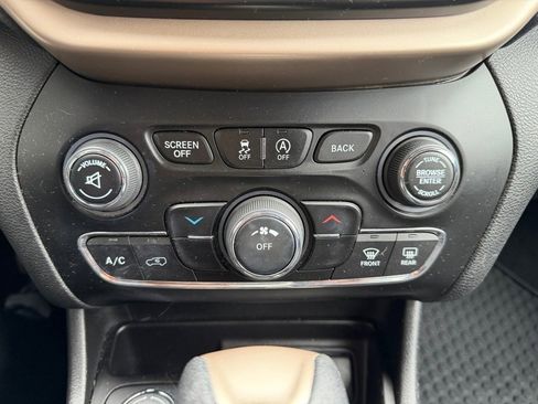 Used 2017 Jeep Cherokee Latitude w/ Cold Weather Group image 19