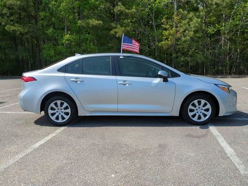 Used 2025 Toyota Corolla LE w/ Convenience Package FWD image 3