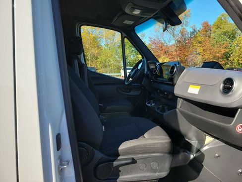 Used 2025 Mercedes-Benz Sprinter 2500 image 36
