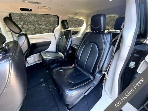 Used 2023 Chrysler Pacifica Touring-L FWD image 21