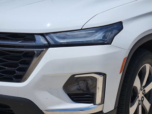 Used 2022 Chevrolet Traverse LT w/ LT Premium Package FWD image 9