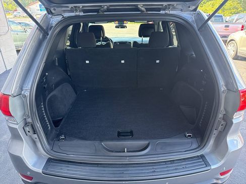Used 2019 Jeep Grand Cherokee Laredo AWD/4WD image 13