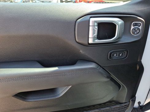 Used 2022 Jeep Wrangler Unlimited Sahara AWD/4WD image 13