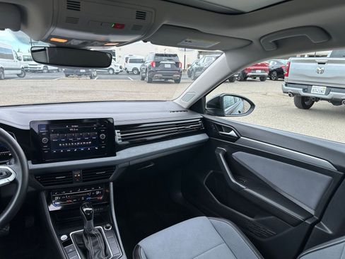 Used 2025 Volkswagen Jetta SE image 37