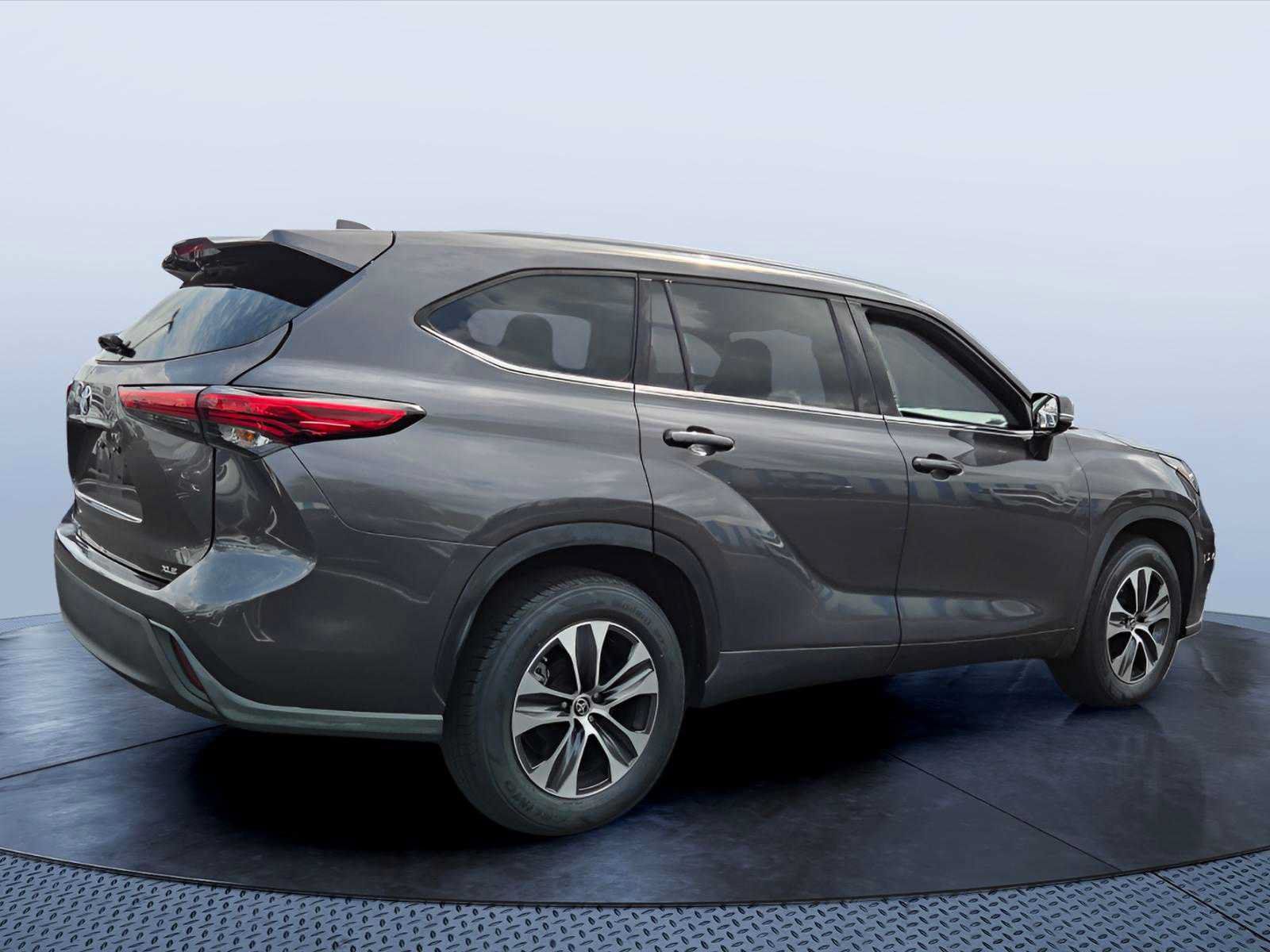 Used 2021 Toyota Highlander XLE FWD image 6