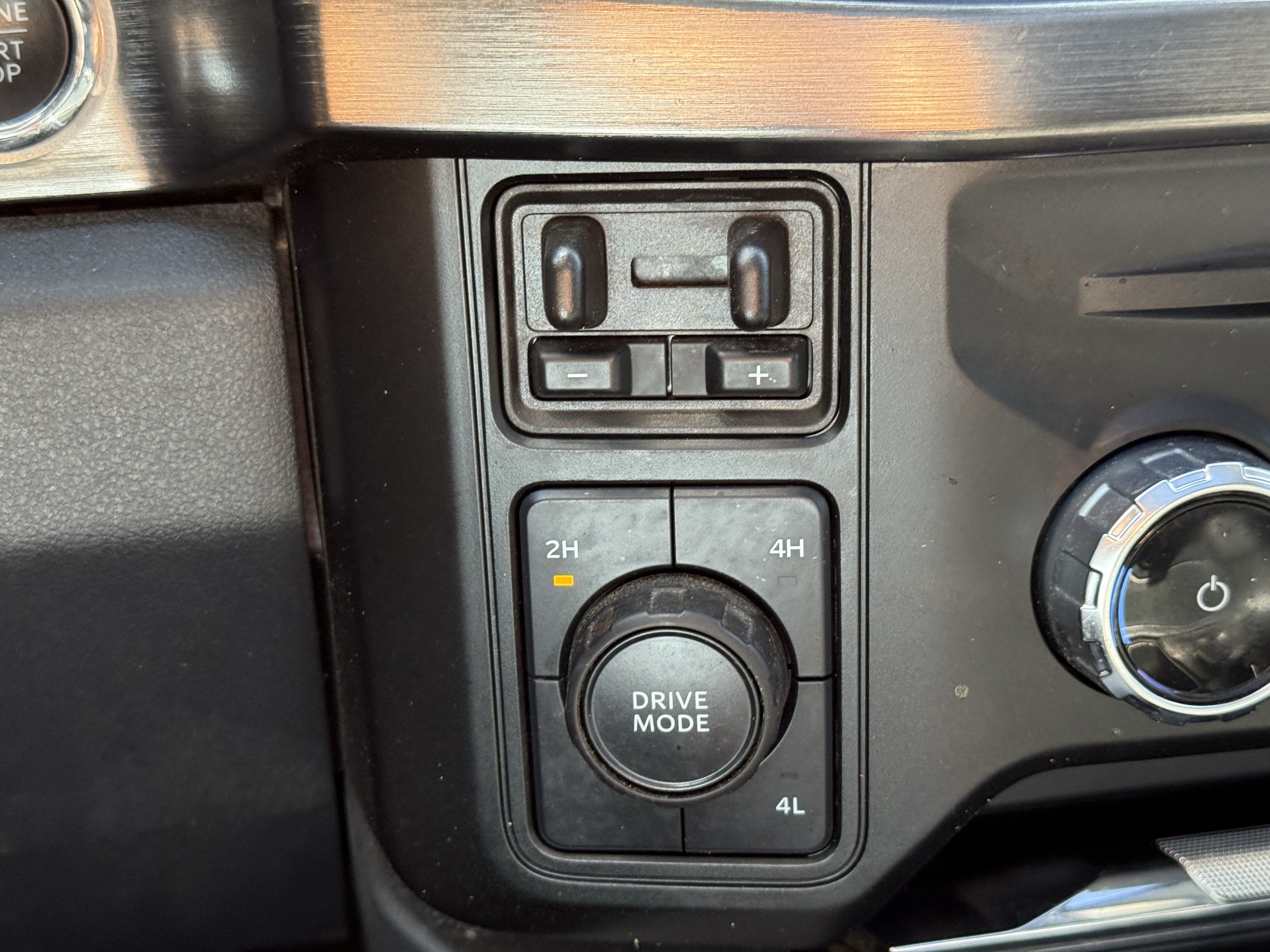 Used 2025 Ford F350 Lariat w/ Lariat Ultimate Package AWD/4WD image 24