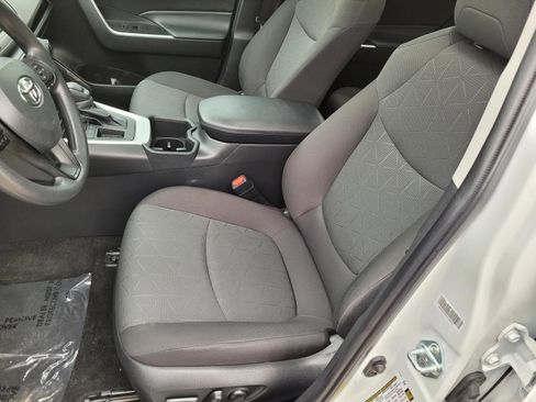 Used 2023 Toyota RAV4 XLE w/ Convenience Package image 3