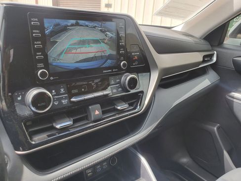 Used 2022 Toyota Highlander XLE FWD image 3