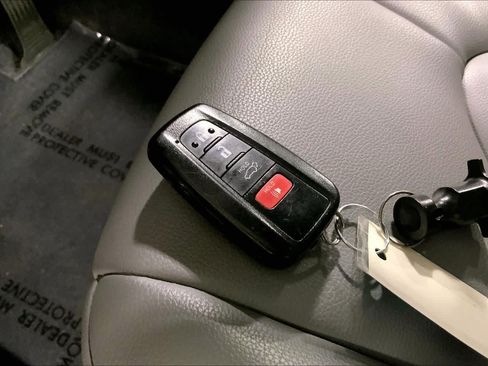 Certified 2021 Toyota Highlander XLE AWD/4WD image 15