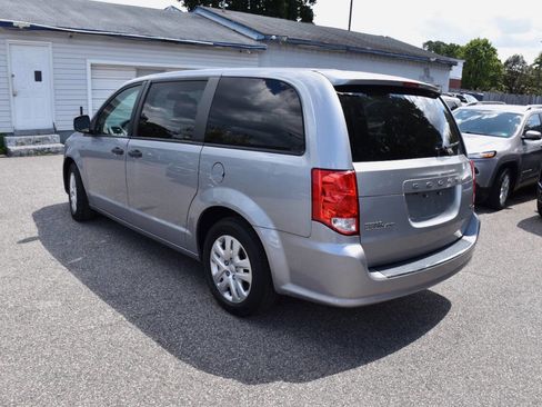 Used 2019 Dodge Grand Caravan SE image 4