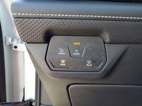 Certified 2025 Volkswagen Atlas Cross Sport SE w/ Panoramic Sunroof Package FWD image 28