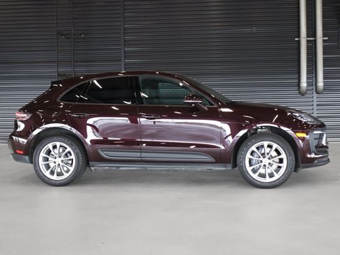 Certified 2024 Porsche Macan AWD/4WD image 11