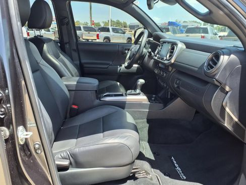 Certified 2022 Toyota Tacoma Limited RWD image 18