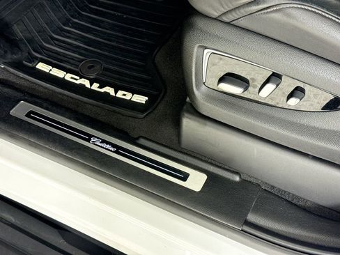 Used 2019 Cadillac Escalade ESV Luxury image 18