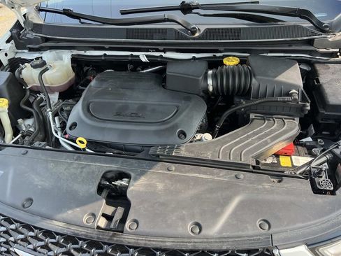 Used 2023 Chrysler Pacifica Touring-L FWD image 9