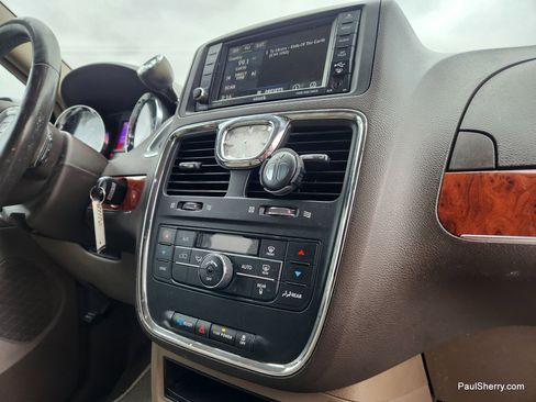 Used 2014 Chrysler Town & Country Touring image 39