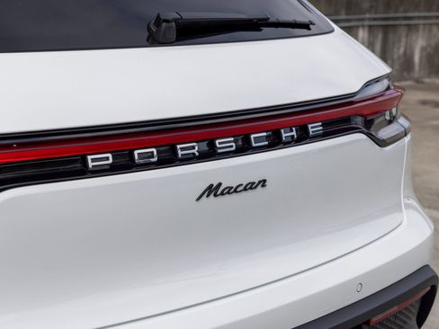 Certified 2026 Porsche Macan AWD/4WD image 23