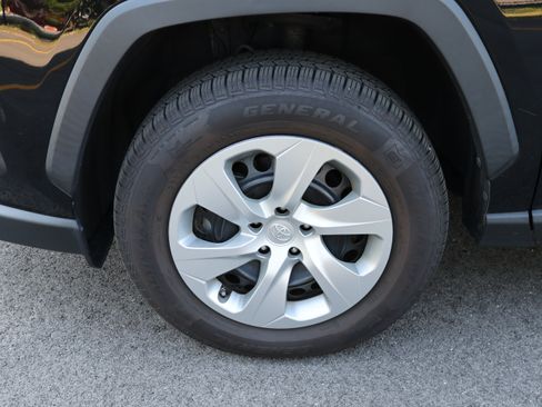 Used 2022 Toyota RAV4 LE AWD/4WD image 9