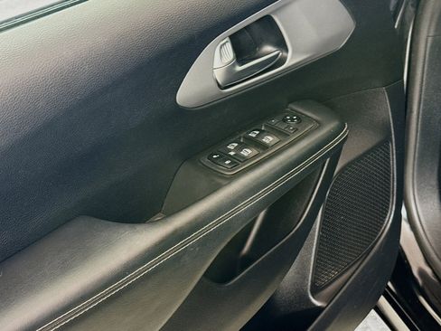 Used 2019 Chrysler Pacifica Touring-L Plus w/ Advanced Safetytec Group image 19