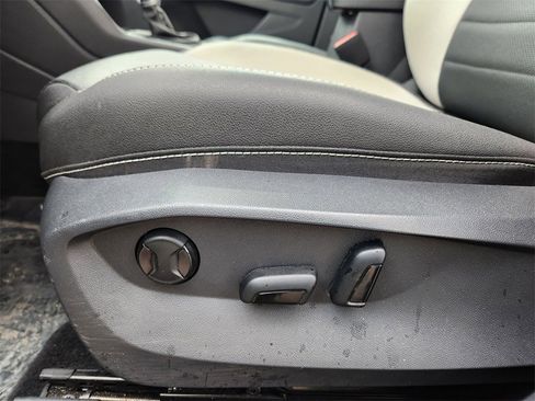 Used 2025 Volkswagen Taos SEL image 7