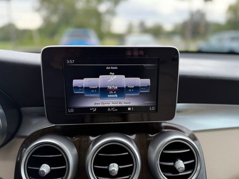 Used 2019 Mercedes-Benz GLC 300 4MATIC image 16