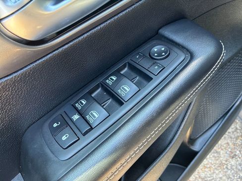 Used 2025 Chrysler Pacifica Select FWD image 13