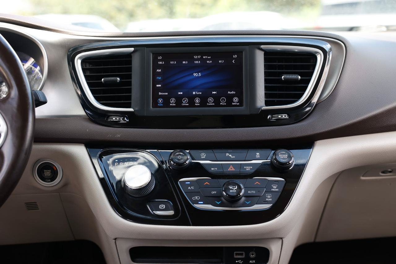 Used 2018 Chrysler Pacifica Touring-L FWD image 35