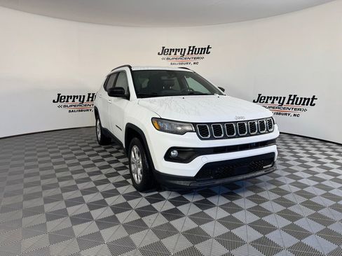 Used 2024 Jeep Compass Latitude image 7