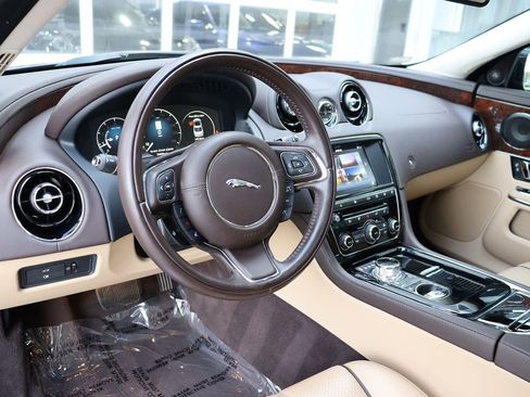 Used 2016 Jaguar XJ R-Sport image 13