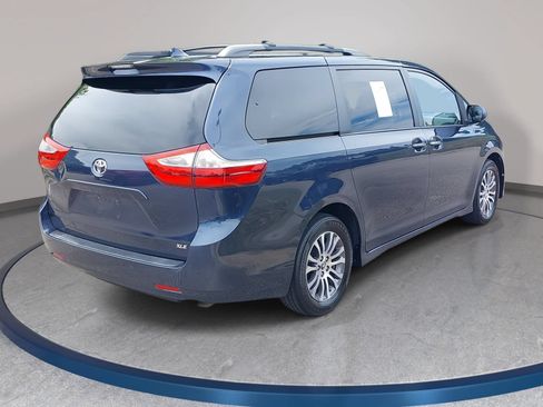 Used 2018 Toyota Sienna XLE Premium FWD image 5