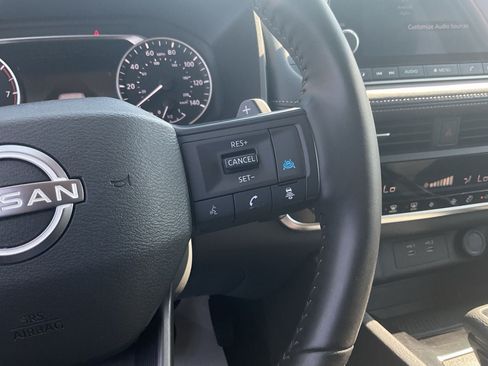 Used 2025 Nissan Rogue SV FWD image 38