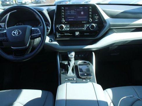 Certified 2020 Toyota Highlander XLE image 11