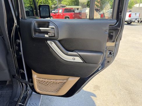 Used 2016 Jeep Wrangler Unlimited Sahara w/ Connectivity Group AWD/4WD image 17