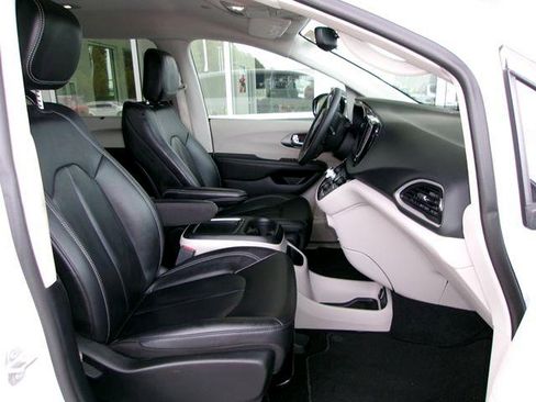 Used 2024 Chrysler Pacifica Touring-L FWD image 18