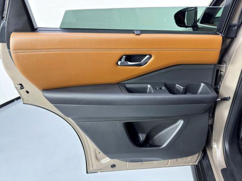 Used 2024 Nissan Pathfinder Platinum w/ Black Appearance Package image 43