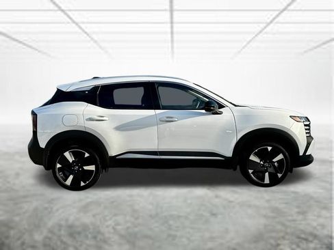 New 2026 Nissan Kicks SR FWD image 4