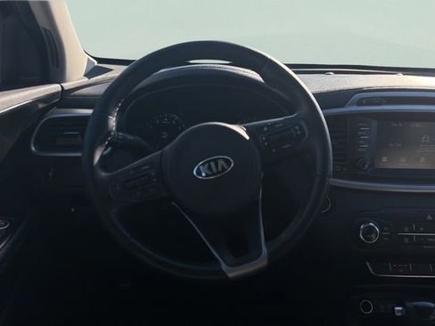 Used 2017 Kia Sorento LX w/ LX Convenience Package image 8