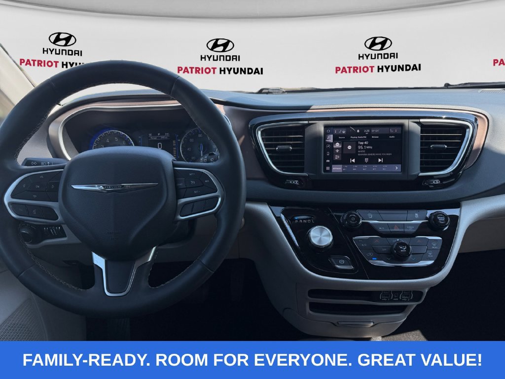 Used 2023 Chrysler Voyager LX FWD image 10